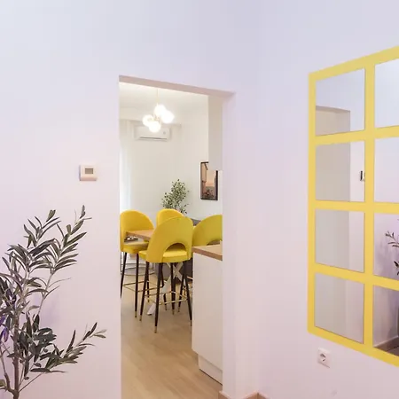 The Yellow Dot Apartament *
